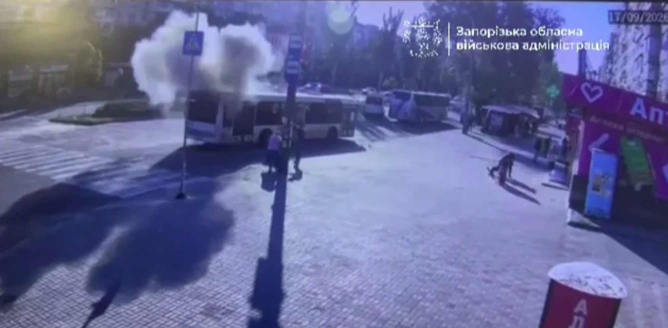 У Запоріжжі FPV-дрон РФ атакував пасажирський автобус із людьми У Запоріжжі FPV-дрон РФ атакував пасажирський автобус із людьми